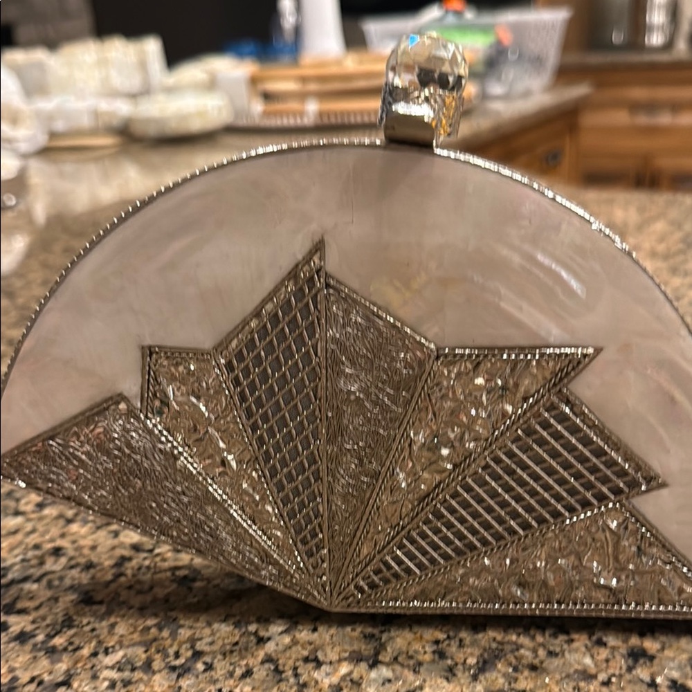 Vintage Inspired Shell Clutch with Crystal Clasps - Mother of Pearl silver - Picture 5 of 5